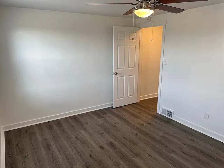 1114 Center Ave — Photo 8