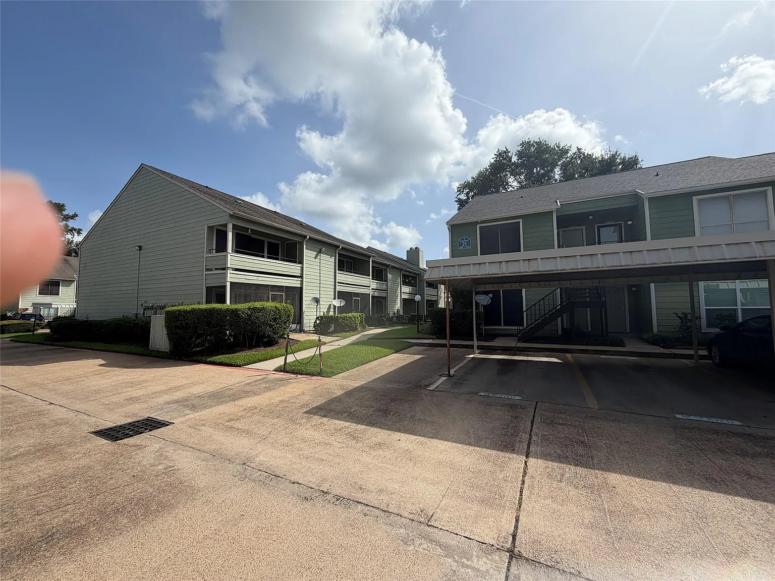 1 bed, 1.0 bath, 989 sqft, $1,250 — Photo 2