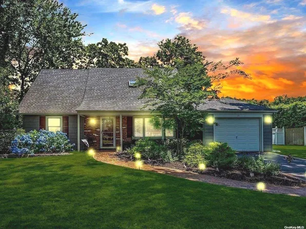 30 Bonnie Ln, Stony Brook, NY 11790