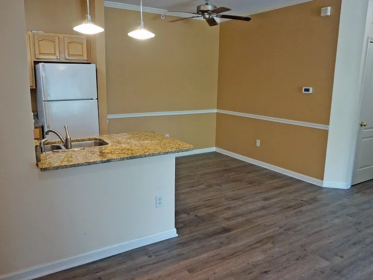12914 University Cres #2B — Photo 4
