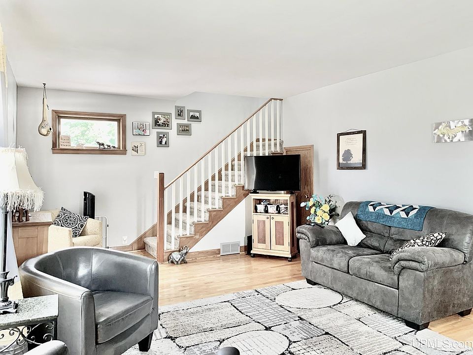 356 Main St, Niagara, WI 54151 Zillow