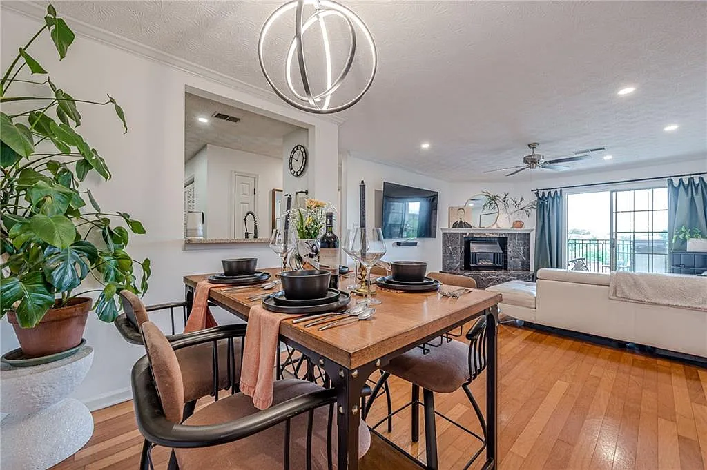 2 bed, 2.0 bath, 1165 sqft, $2,500 — Photo 1