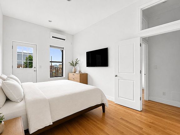 3rd image of 564 Henry St #3