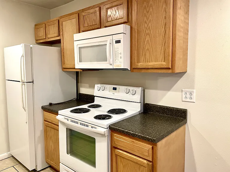 404 E College St #4 — Photo 1