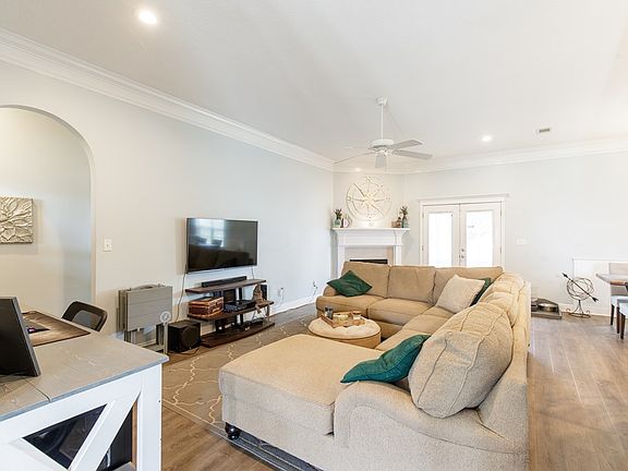 4th image of 3814 Edinburg Cir