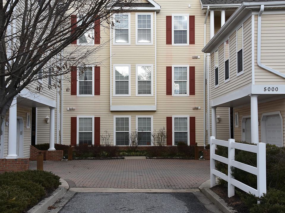 Lovely building in quiet neighborhood