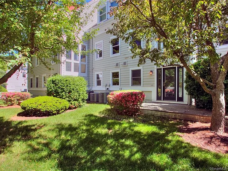 450 Center St #15 — Photo 33