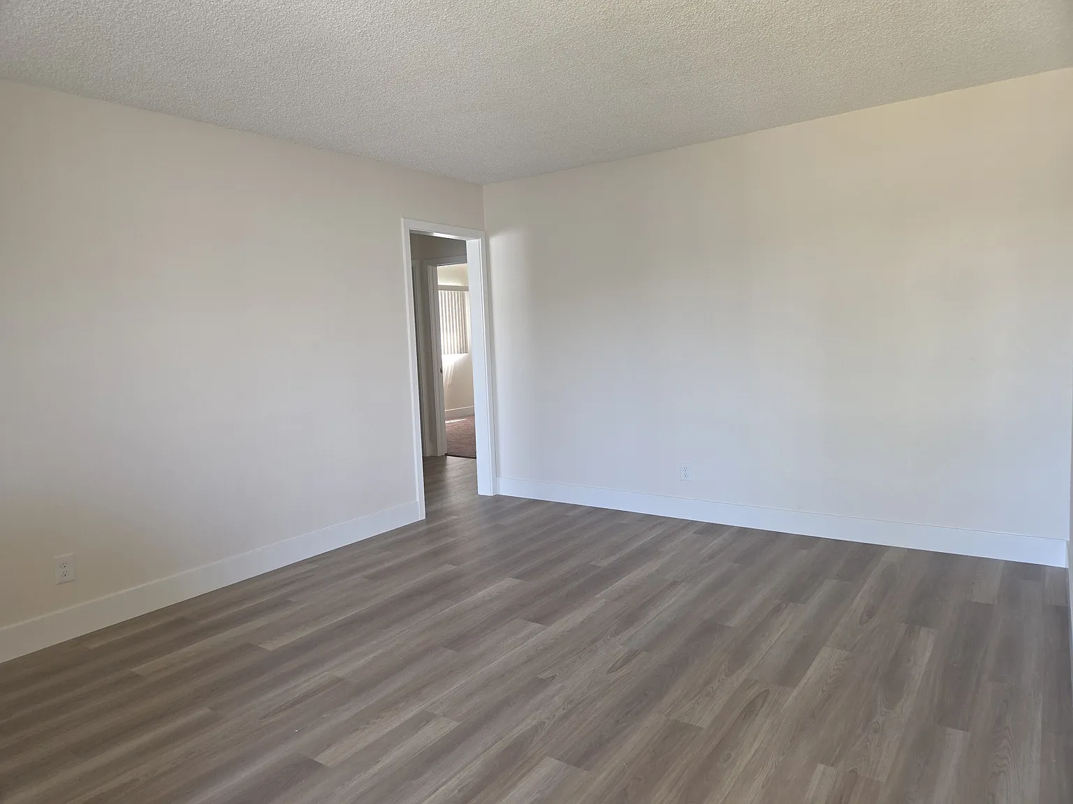 3 bed, 1100 sqft, $2,950 — Photo 3