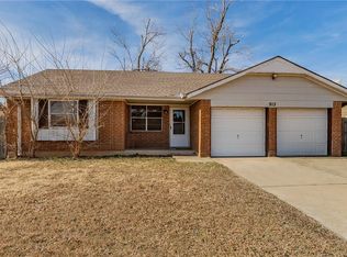 913 S Avery Dr, Moore, OK 73160