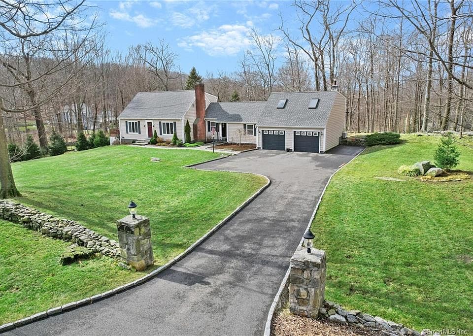 1st image of 11 Peaceable Ridge Rd