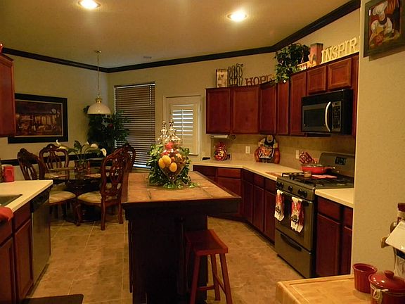  VERY LIGHT AND BRIGHT KITCHEN THAT ALSO HAS A BREAKFAST AREA.