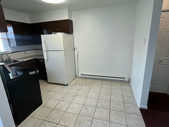 4th image of 612 Oak St APT 3