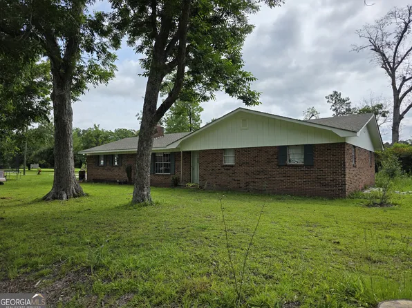 39 Waldon St, Baxley, GA 31513