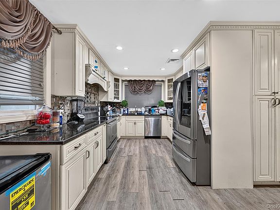 5th image of 445 Nassau Boulevard