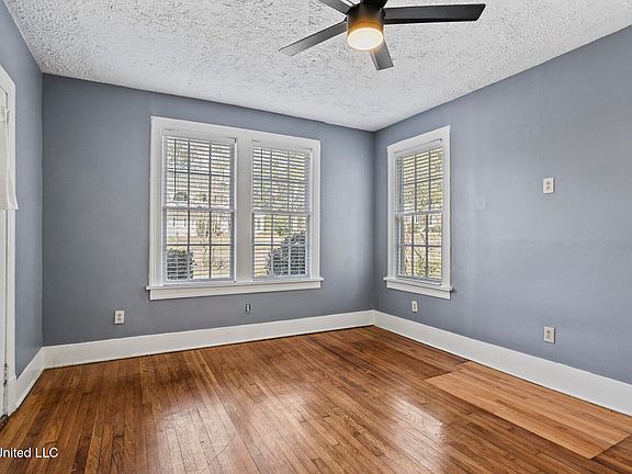 4th image of 901 Fairview St