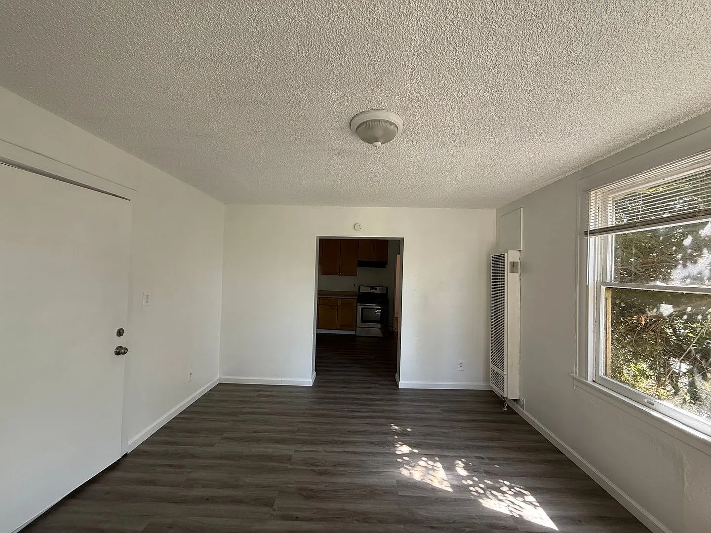 327 E Acacia St — Photo 4