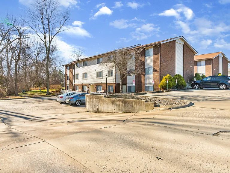 1124 University Dr — Photo 15
