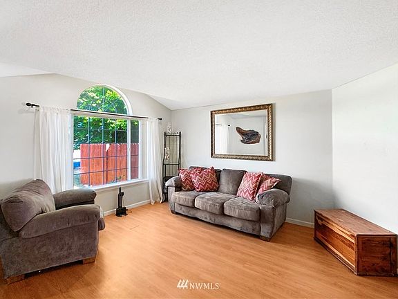 3rd image of 146 Westminster Dr