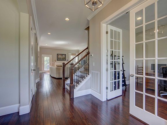5th image of 585 Summit Oaks Ct