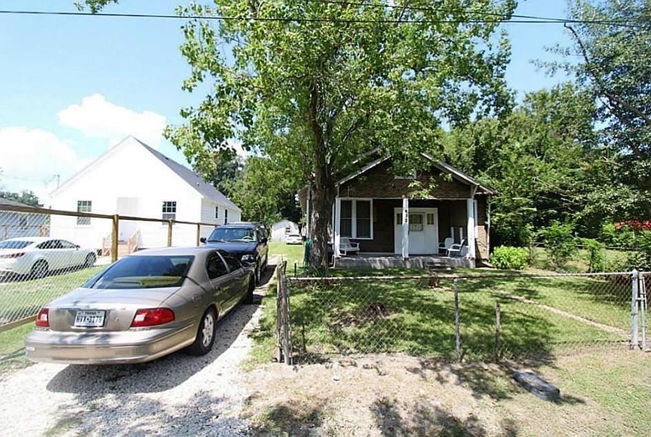 1st image of 832 Paul Quinn St