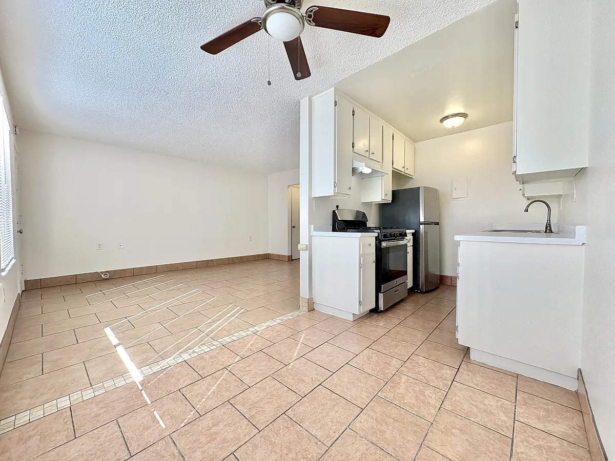 Building Photo - 1226 E 7th St #15