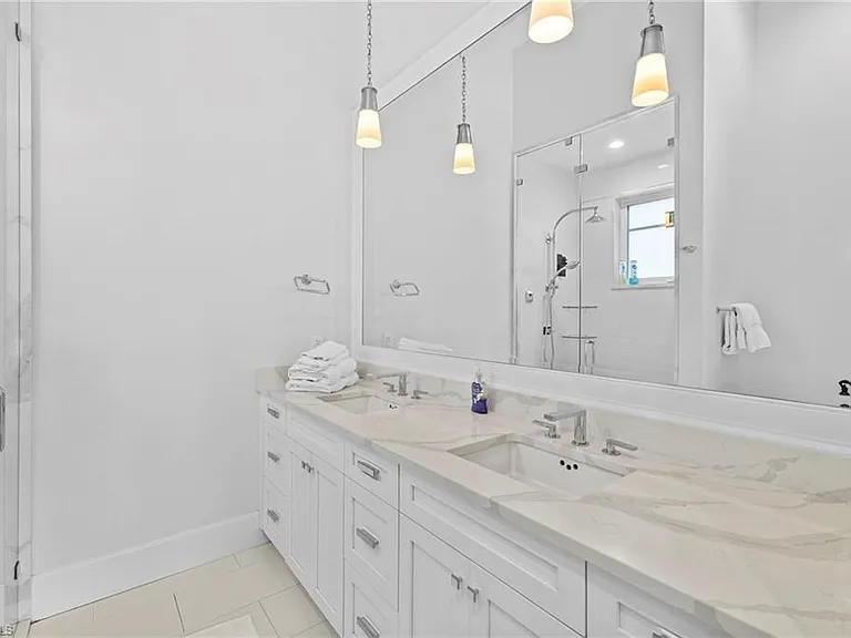 2961 Sanborn Ave — Photo 32