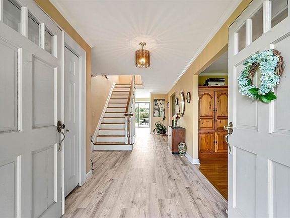 3rd image of 36 Riverview Ct