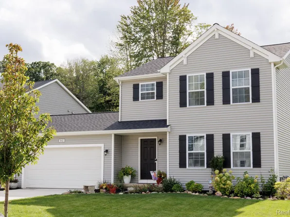1042 Kemperwood Ct, Howell, MI 48843