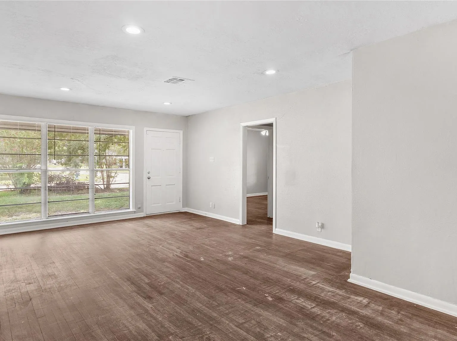 5 bed, 2.0 bath, 1431 sqft, $1,995 — Photo 3