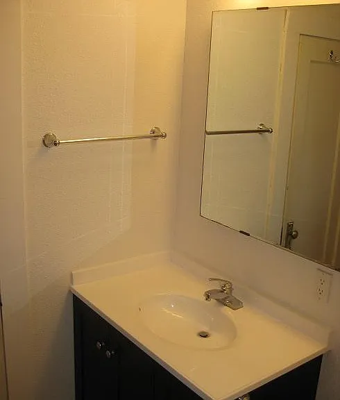 937 E Halliday St — Photo 11