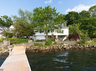 18 Oak Pkwy, Sparta, NJ 07871