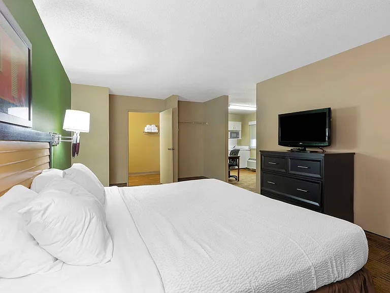 1 Bedroom Suite - 1 King Bed