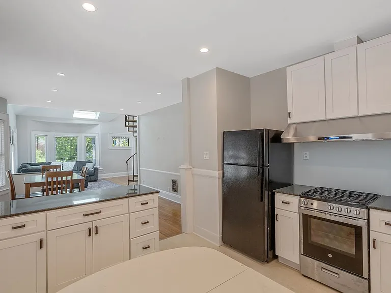 818 Maryland Ave — Photo 17