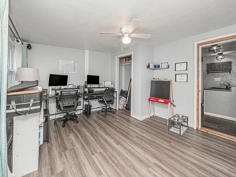 224 W Chestnut St — Photo 18