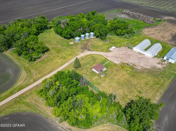 822 Eagle Ave NE, Reynolds, ND 58275