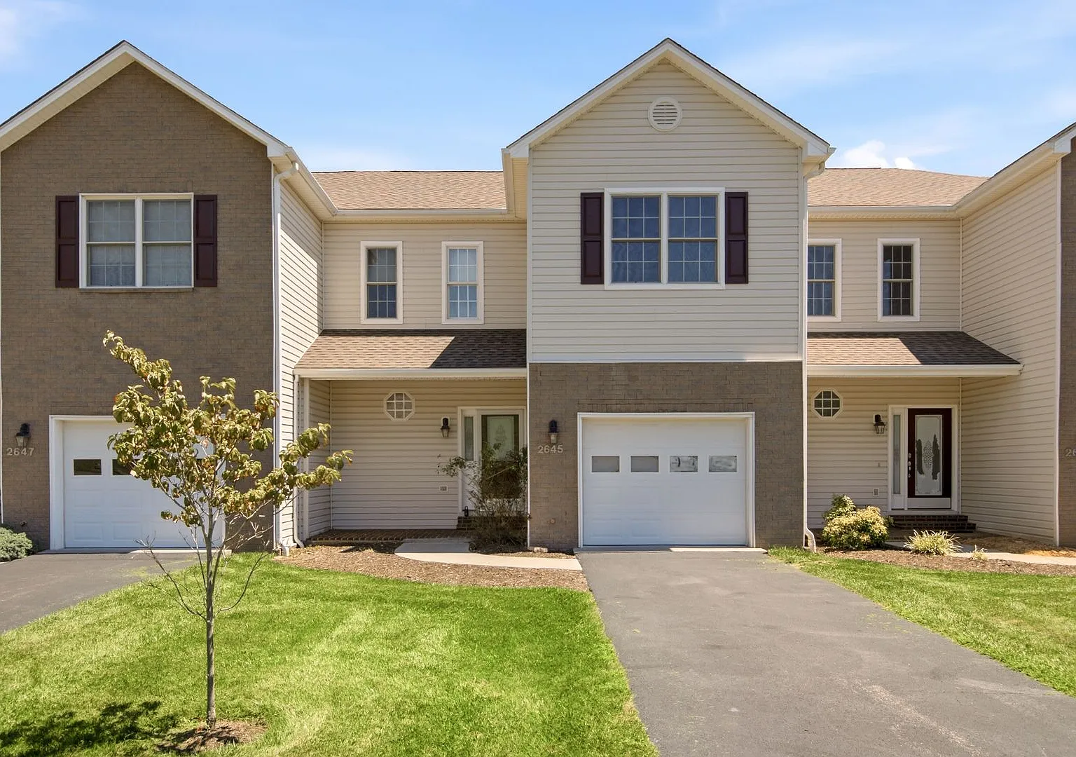 Spacious Townhome in The Orchards — Photo 1
