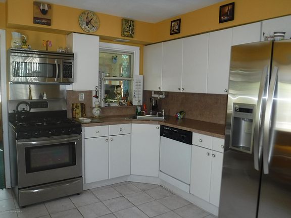 5th image of 76 Roberts Dr