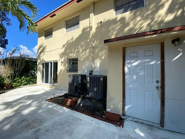 310 SW 11th Ct — Photo 11