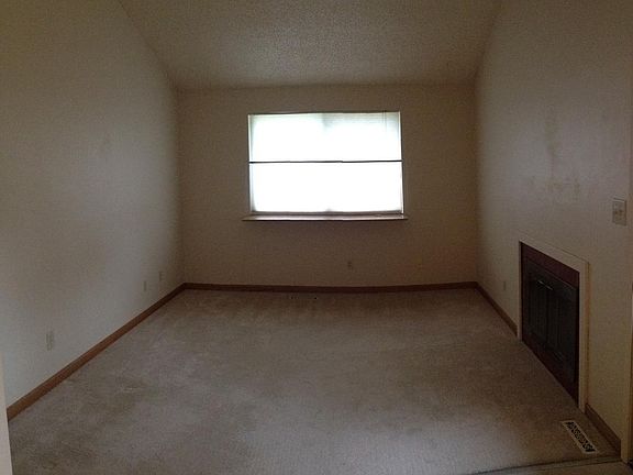 5th image of 928 Breezewood Cir