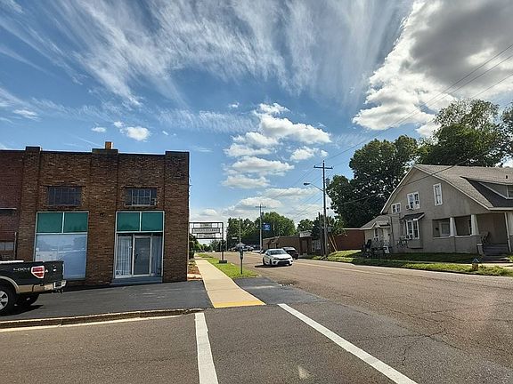 5th image of 905 S 1st St