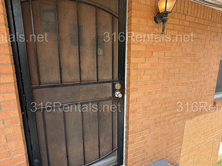 1718-1720 S Mosley Ave — Photo 3