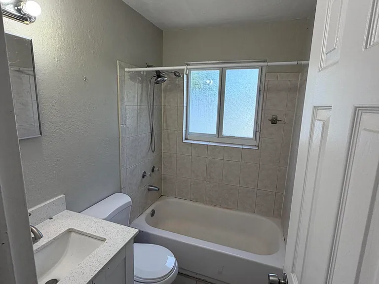 716 22nd St #B — Photo 4