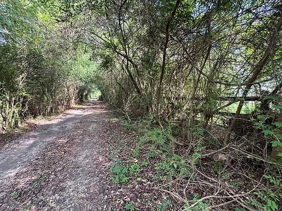 3rd image of 23328 Honeysuckle Rd