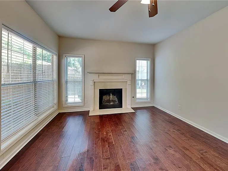 500 Cottonwood Close — Photo 3