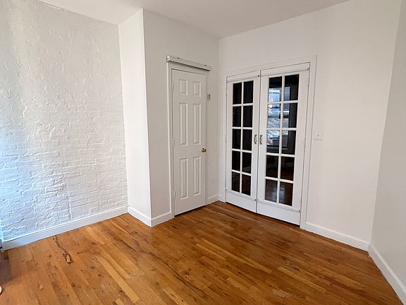 3rd image of 118 Macdougal St APT 15