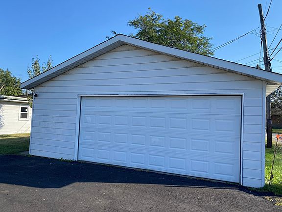 4th image of 17336 Lorenz Ave