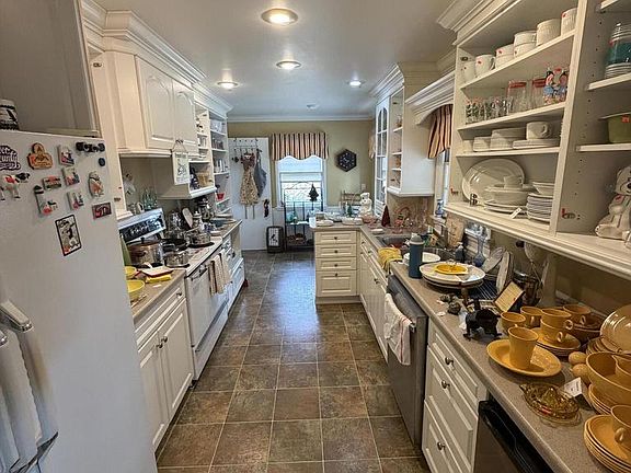 3rd image of 1616 Ahrens STREET