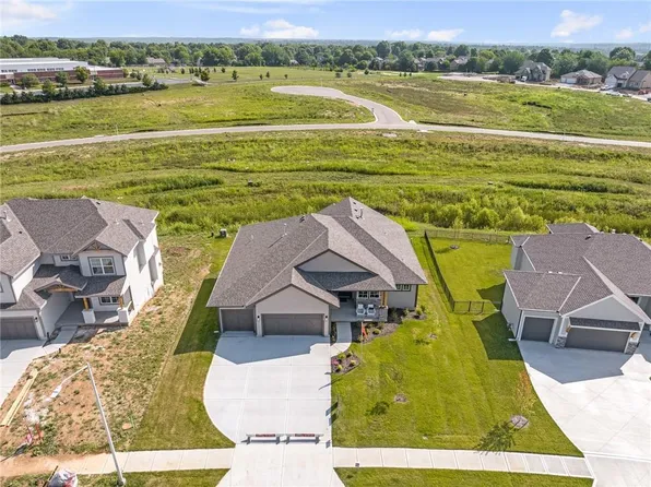 5849 Belmont Dr, Shawnee, KS 66226