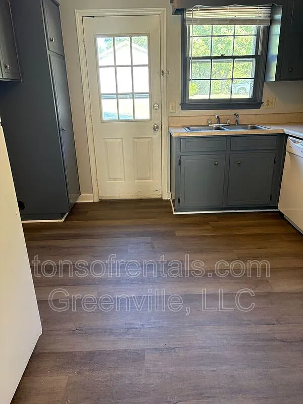 2 bed, 1.0 bath, $1,050 — Photo 4