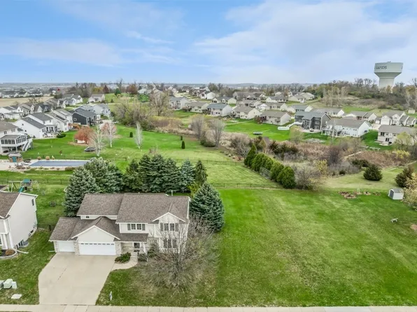 7221 Prairie Hawk Dr SW, Cedar Rapids, IA 52404
